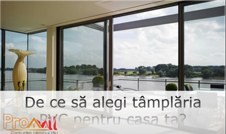 Interior cu uși glisante mari spre un lac și titlul despre tâmplăria PVC