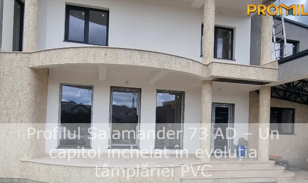 Casă cu ferestre gri antracit și balcon cu balustradă rotunjită